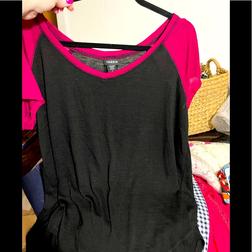Torrid sz 1 black hot pink tee